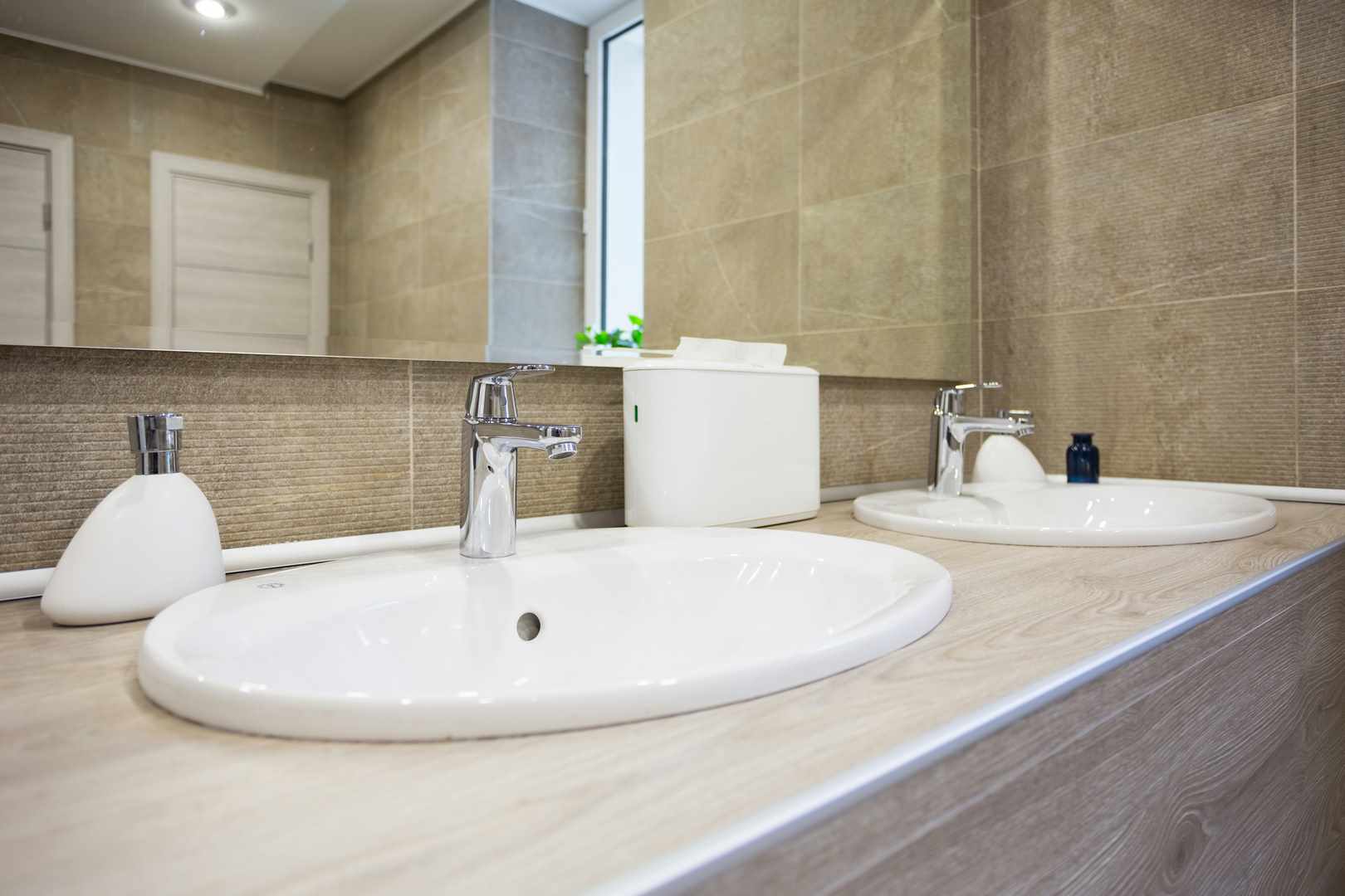 porcelain wash basin