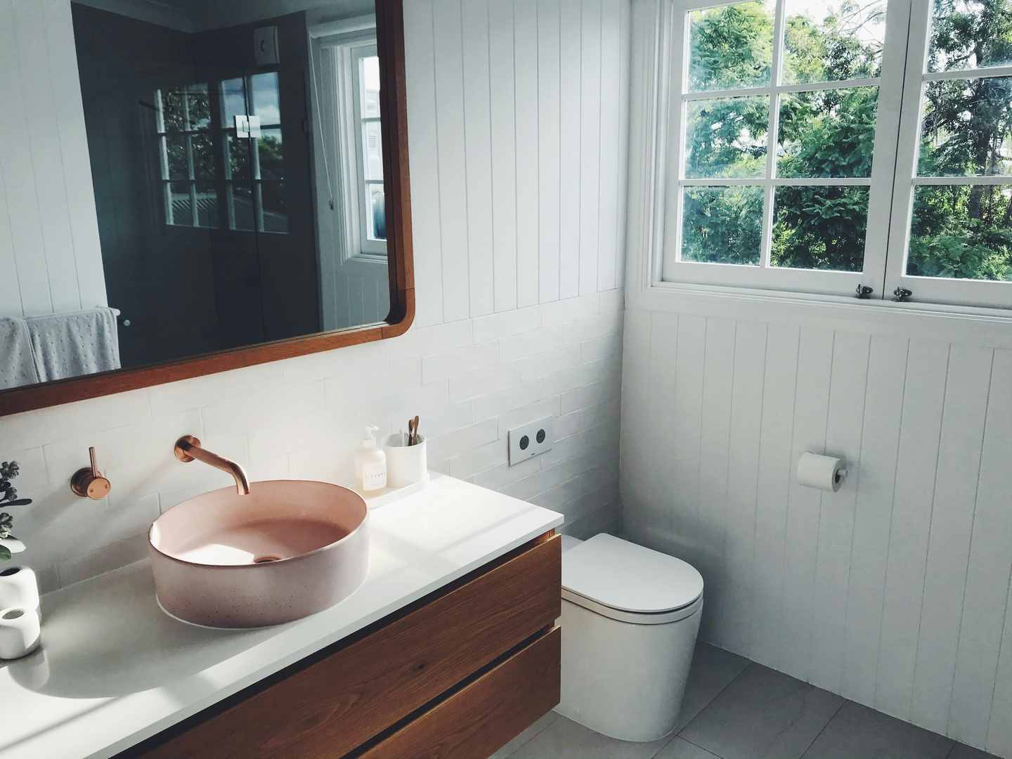 Choosing Between Porcelain and Ceramic Basins